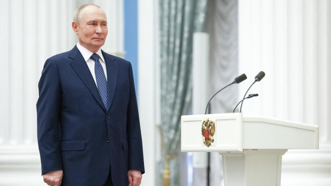 Президент РФ Владимир Путин в Кремле на церемонии вручения орденов Мать-героиня и Родительская слава родителям девяти многодетных семей