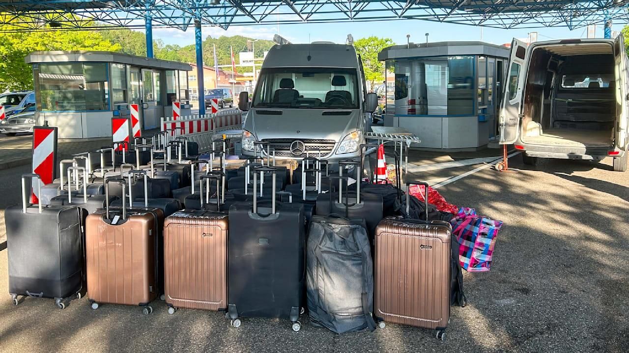 Чемоданы жительницы Швейцарии на пограничном контроле Чемоданы жительницы Швейцарии на пограничном контроле - РИА Новости, 1920, 01.06.2026