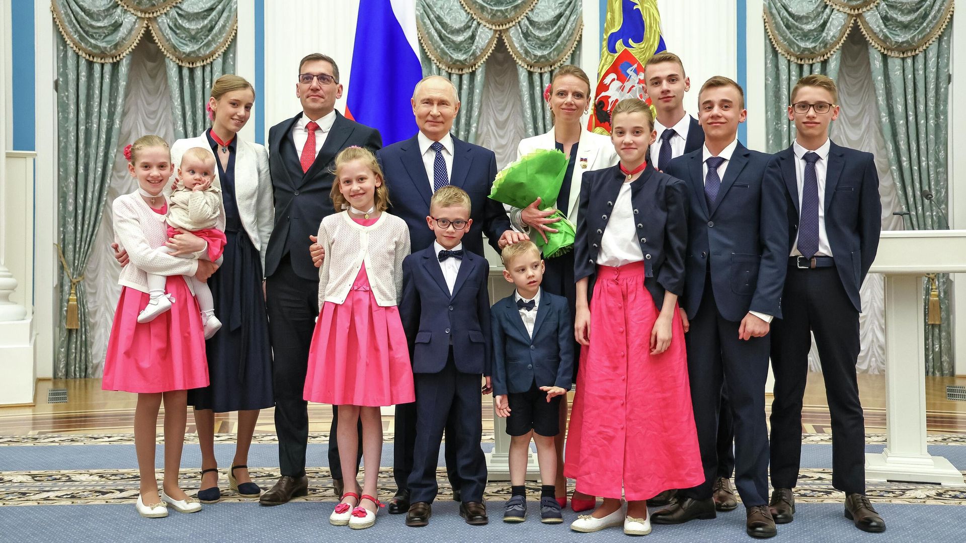 Президент РФ Владимир Путин и семья Фабриса Сорлина в Кремле на церемонии вручения орденов Мать-героиня и Родительская слава родителям девяти многодетных семей Президент РФ Владимир Путин и семья Фабриса Сорлина в Кремле на церемонии вручения орденов Мать-героиня и Родительская слава родителям девяти многодетных семей - РИА Новости, 1920, 01.06.2026