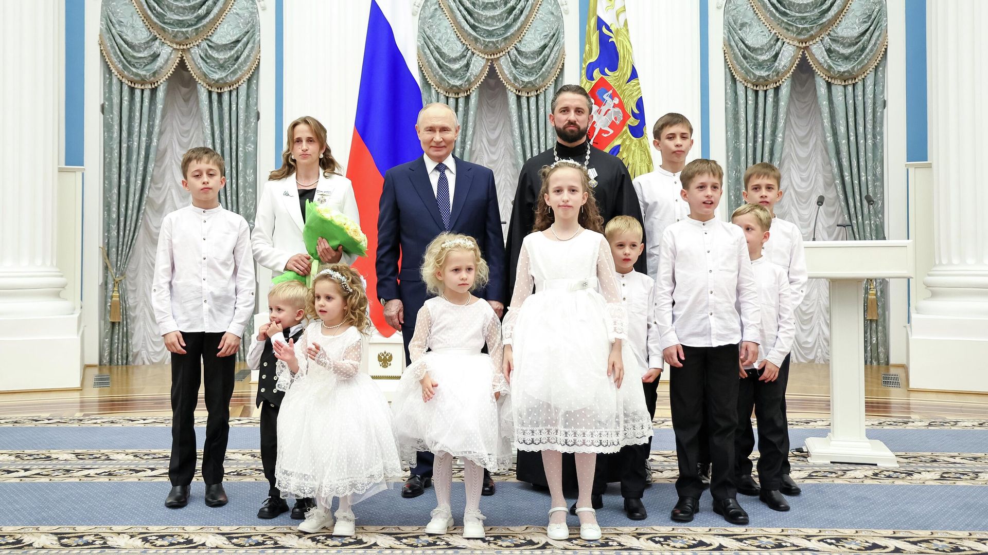 Президент РФ Владимир Путин и супруги - домохозяйка Елена Соловьева и настоятель храма Донской иконы Божьей Матери в Волгодонске Николай Соловьев с детьми - в Кремле на церемонии вручения орденов Мать-героиня и Родительская слава родителям девяти многодетных семей. 1 июня 2026 Президент РФ Владимир Путин и супруги - домохозяйка Елена Соловьева и настоятель храма Донской иконы Божьей Матери в Волгодонске Николай Соловьев с детьми - в Кремле на церемонии вручения орденов Мать-героиня и Родительская слава родителям девяти многодетных семей. 1 июня 2026 - РИА Новости, 1920, 01.06.2026