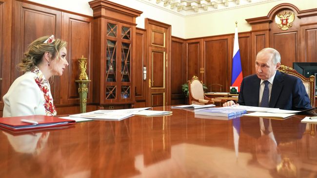 Президент РФ Владимир Путин и уполномоченный при президенте РФ по правам ребенка Мария Львова-Белова во время встречи в Кремле
