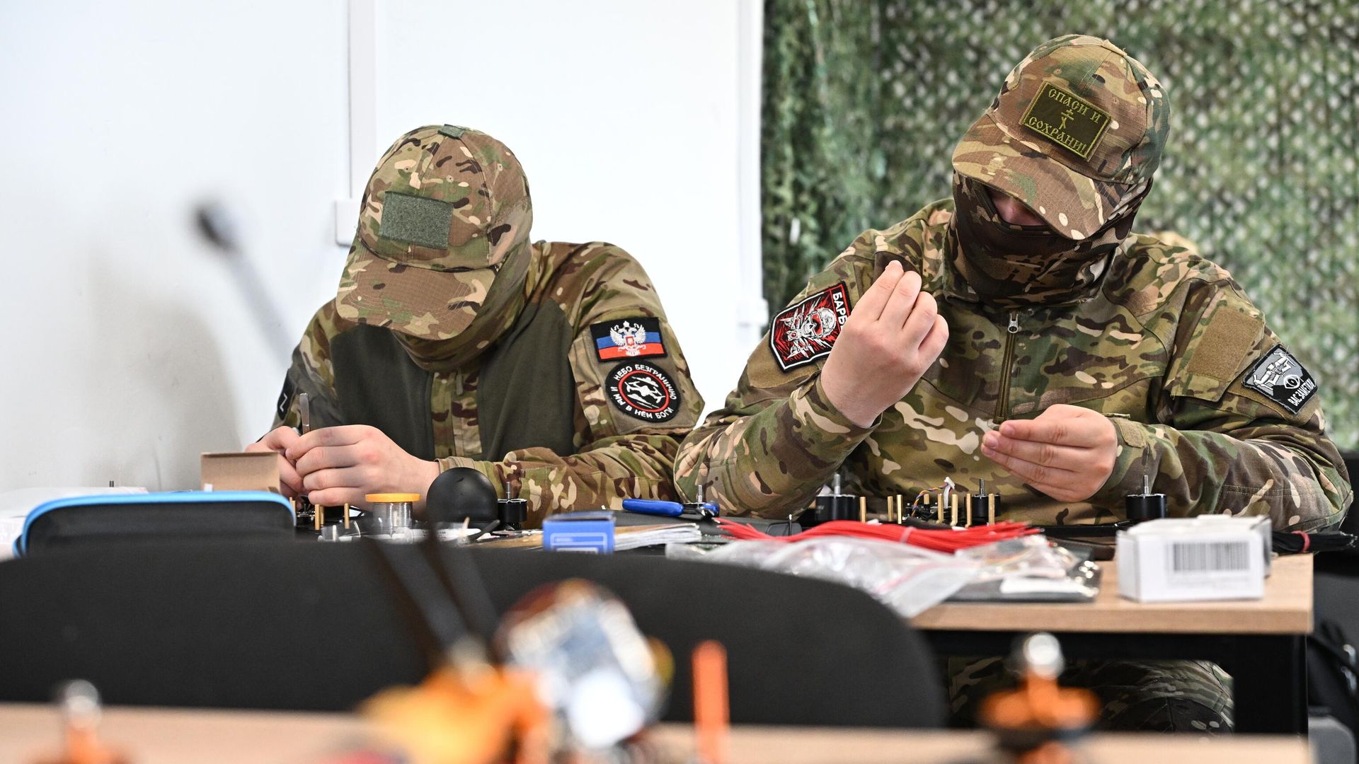 Военнослужащие-контрактники войск беспилотных систем на обучающих занятиях в пункте отбора на военную службу по контракту Военнослужащие-контрактники войск беспилотных систем на обучающих занятиях в пункте отбора на военную службу по контракту - РИА Новости, 1920, 02.06.2026