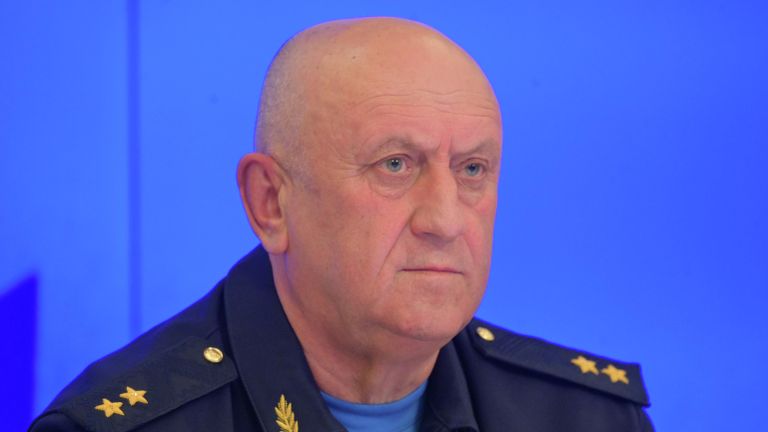 Начальник Тверского суворовского военного ордена Почета училища Минобороны России, генерал-лейтенант Владимир Ляпоров