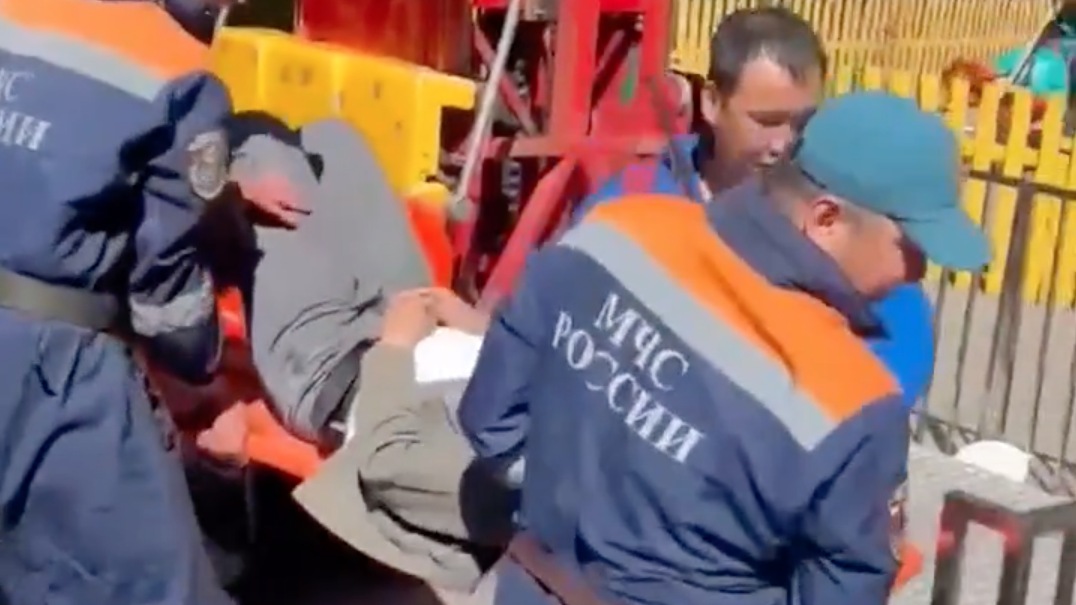 Сотрудники МЧС эвакуируют одного из юношей, зажатых в подвесном кресле на аттракционе в Туве Сотрудники МЧС эвакуируют одного из юношей, зажатых в подвесном кресле на аттракционе в Туве - РИА Новости, 1920, 02.06.2026