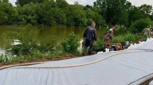 Спасатели укрепляют дамбы во время подъема воды на реке Кубань в Краснодарском крае