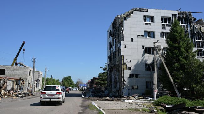 Представители Красного Креста на месте трагедии в Старобельске