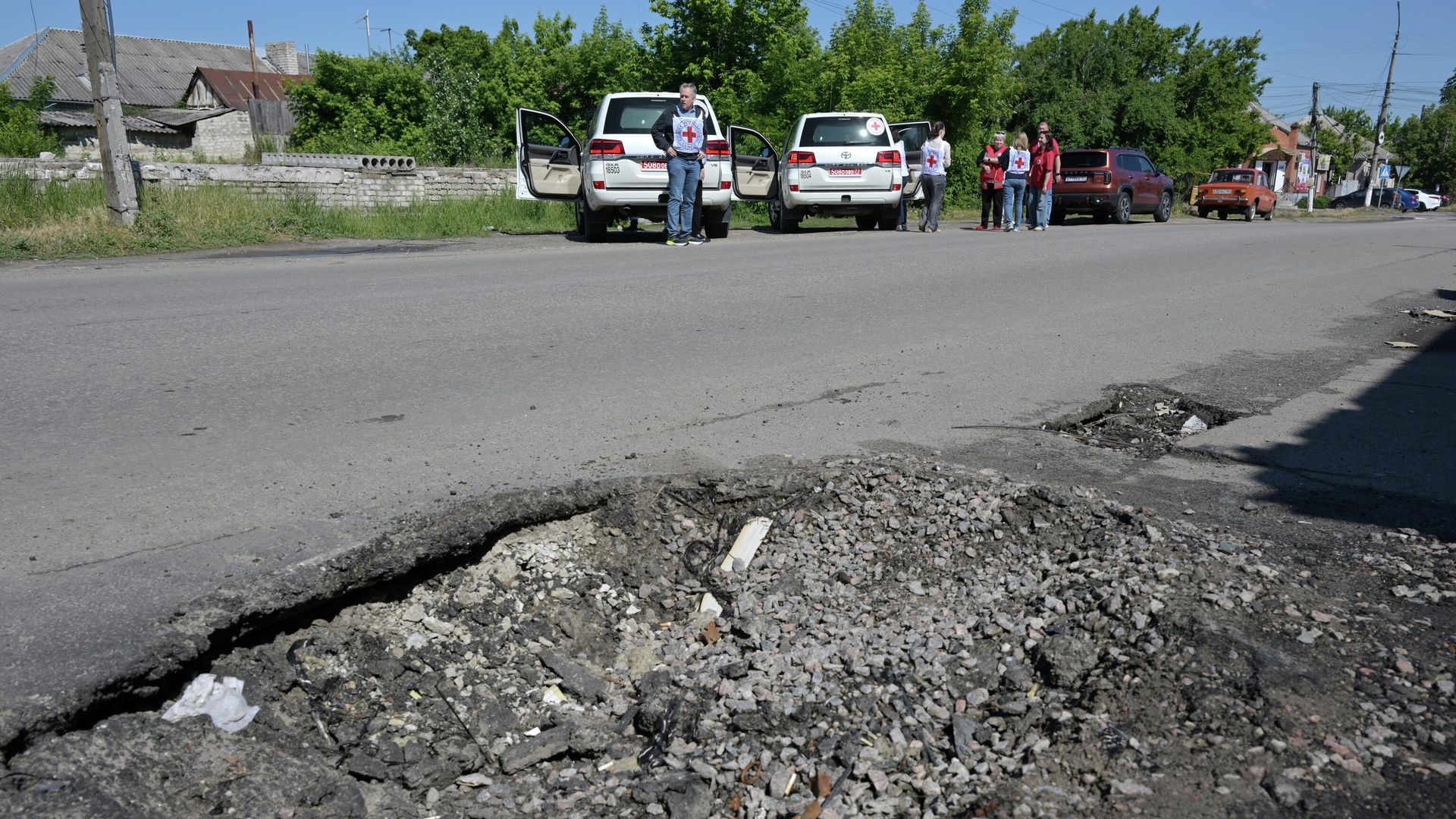 Представители Красного Креста посетили место трагедии в Старобельске Представители Красного Креста посетили место трагедии в Старобельске - РИА Новости, 1920, 04.06.2026