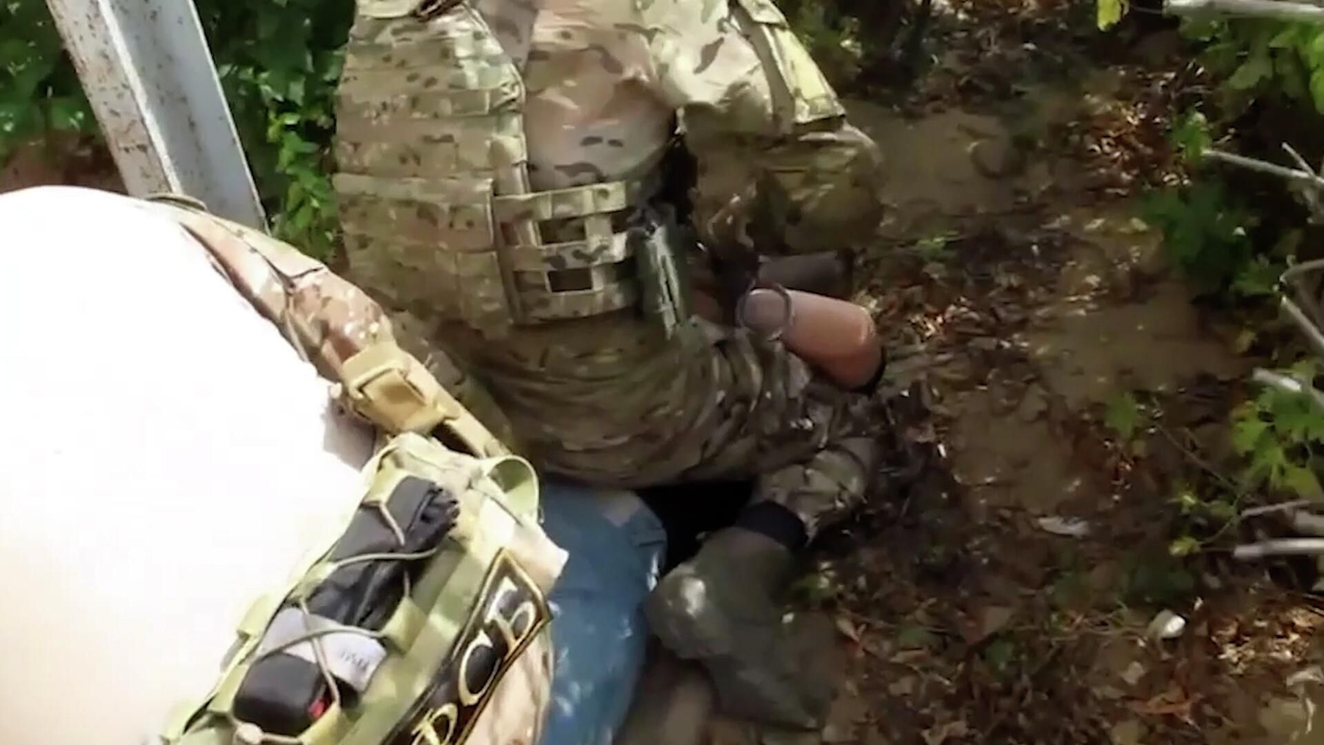 Задержание волгоградца, помогавшего Киеву обманывать родных бойцов ВС России Задержание волгоградца, помогавшего Киеву обманывать родных бойцов ВС России - РИА Новости, 1920, 03.06.2026