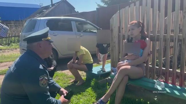 Женщина с детьми рассказывает о спасении из горящего дома в Красноярском крае
