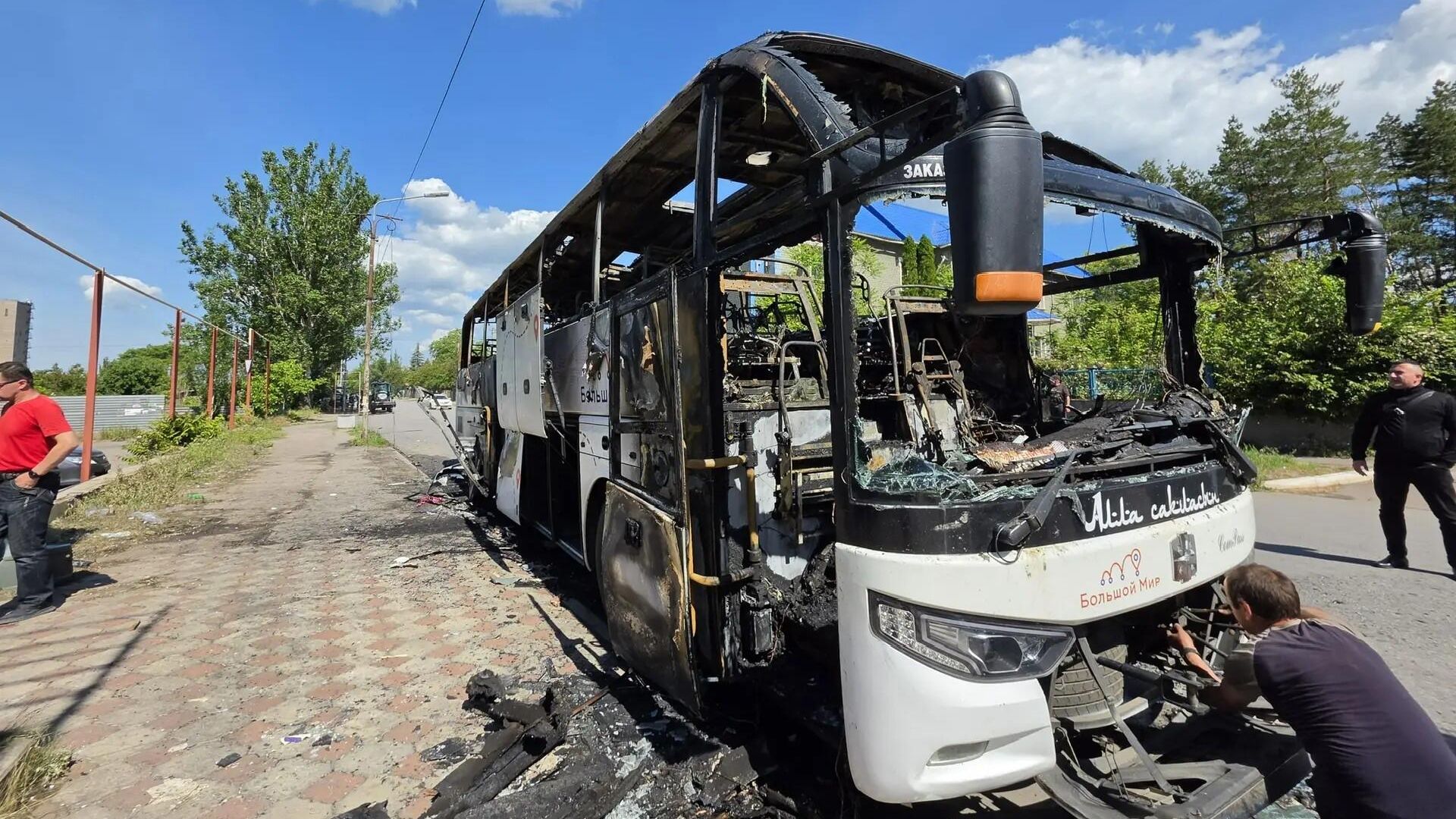 Место атаки дрона ВСУ на автобус Москва - Симферополь в Енакиево в ДНР Место атаки дрона ВСУ на автобус Москва - Симферополь в Енакиево в ДНР - РИА Новости, 1920, 03.06.2026