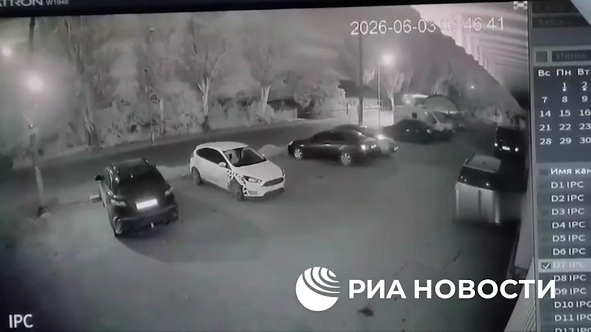 Момент удара дрона ВСУ по рейсовому автобусу Москва — Симферополь в Енакиево - РИА Новости, 1920, 03.06.2026