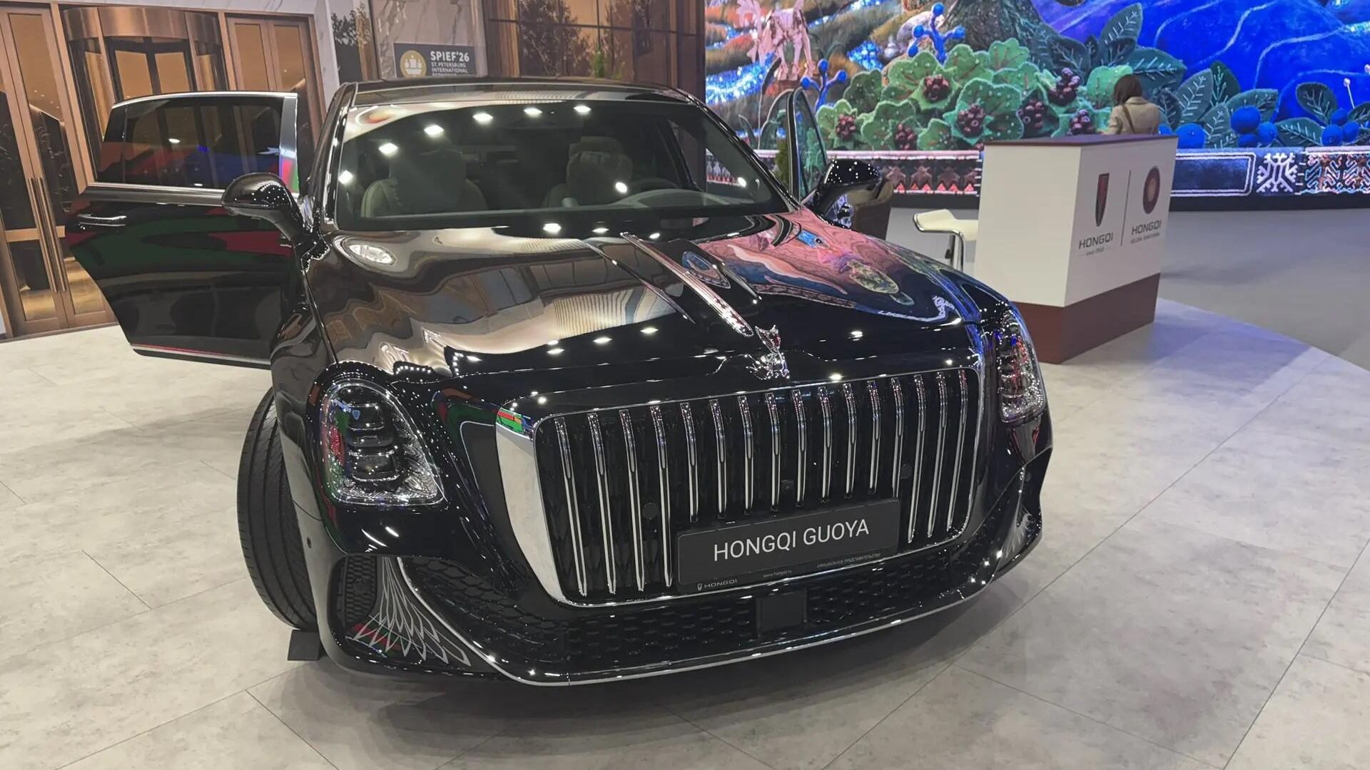 Китайский Hongqi показал на ПМЭФ свою самую дорогую модель Китайский Hongqi показал на ПМЭФ свою самую дорогую модель - РИА Новости, 1920, 03.06.2026