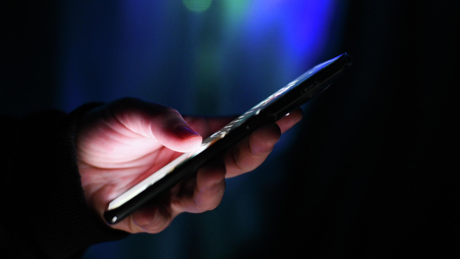 Мужчина держит в руках мобильный телефон Мужчина держит в руках мобильный телефон - РИА Новости, 1920, 06.08.2026