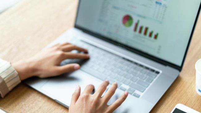 Девушка работает за ноутбуком