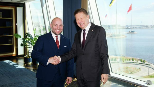 Глава Газпрома Алексей Миллер и депутат Бундестага Маркус Фронмайер во время встречи Глава Газпрома Алексей Миллер и депутат Бундестага Маркус Фронмайер во время встречи