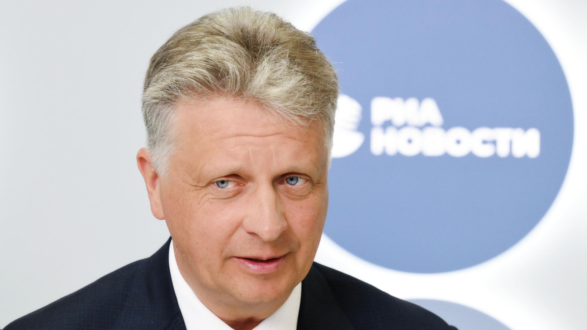 Максим Соколов на стенде РИА Новости во время ПМЭФ-2026 Максим Соколов на стенде РИА Новости во время ПМЭФ-2026 - РИА Новости, 1920, 05.06.2026