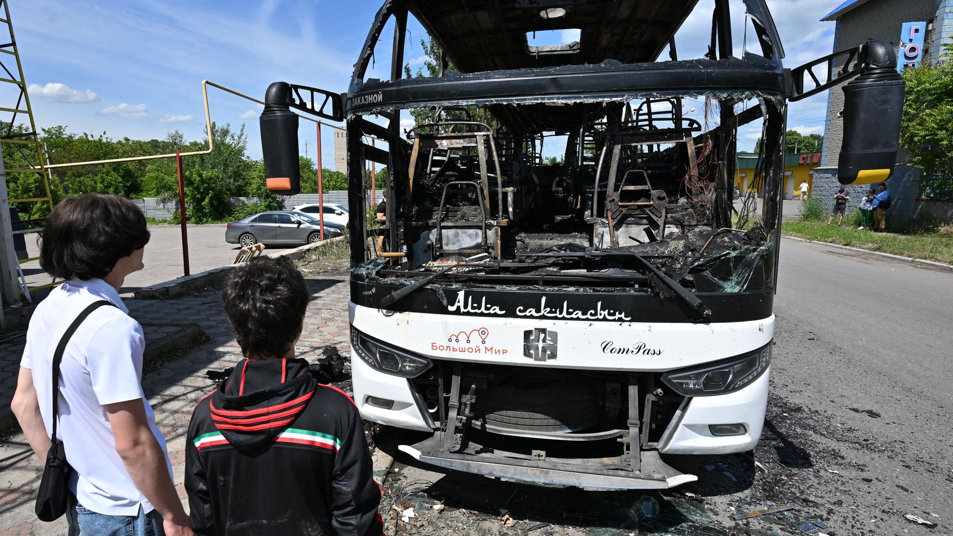 Сгоревший рейсовый автобус Москва — Симферополь в результате атаки дрона ВСУ в Енакиево - РИА Новости, 1920, 03.06.2026