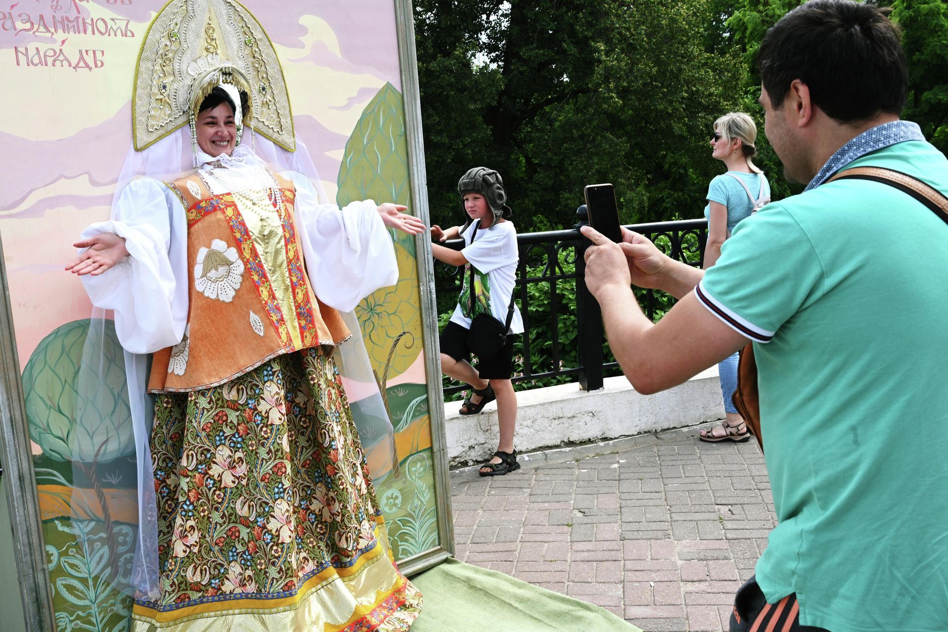 Женщина фотографируется на пешеходной Георгиевской улице во Владимире - РИА Новости, 1920, 09.06.2026