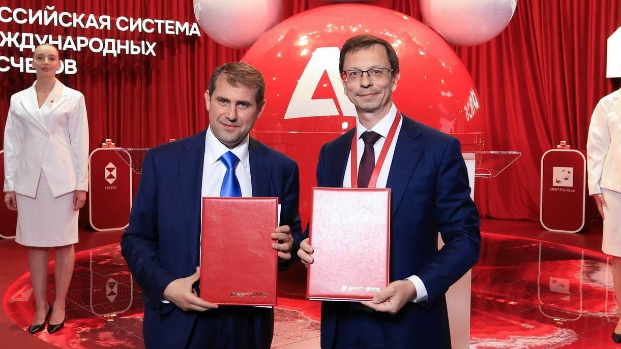Илан Шор и ректор НИУ ВШЭ Никита Анисимов Илан Шор и ректор НИУ ВШЭ Никита Анисимов - РИА Новости, 1920, 04.06.2026