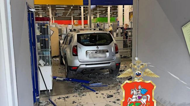 Водитель автомобиля не справился с управлением и въехал в здание магазина в Истре
