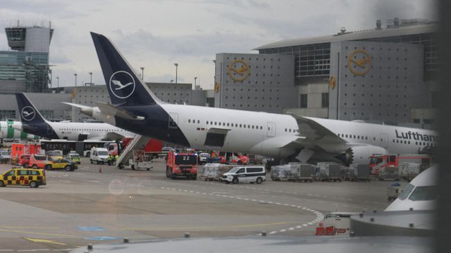 Самолет Lufthansa 787-9 D-ABPQ в аэропорту во Франкфурте