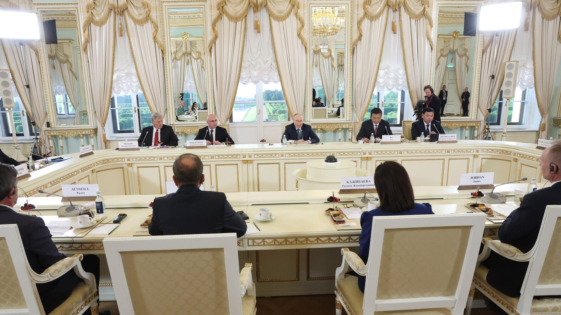 Президент РФ Владимир Путин в Константиновском дворце на встрече с руководителями международных информационных агентств Президент РФ Владимир Путин в Константиновском дворце на встрече с руководителями международных информационных агентств - РИА Новости, 1920, 04.06.2026