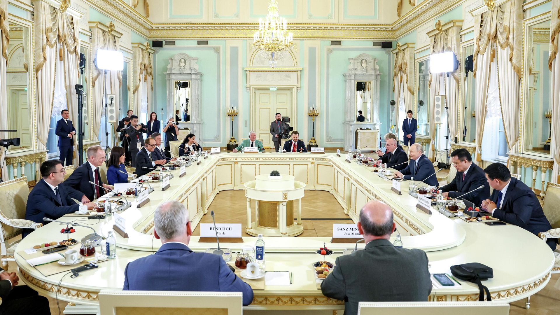 Президент РФ Владимир Путин в Константиновском дворце на встрече с руководителями международных информационных агентств Президент РФ Владимир Путин в Константиновском дворце на встрече с руководителями международных информационных агентств - РИА Новости, 1920, 04.06.2026