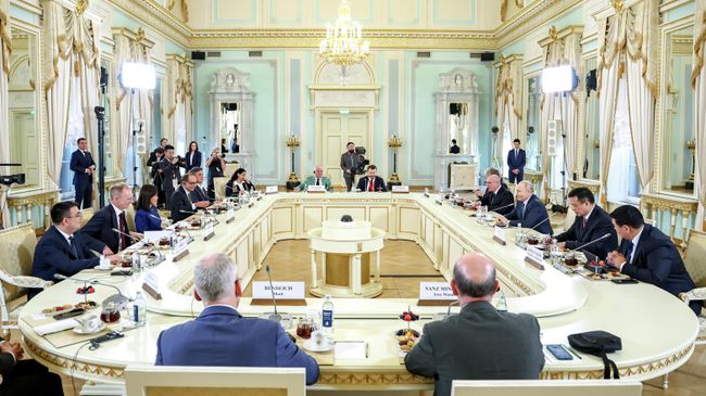 Президент РФ Владимир Путин в Константиновском дворце на встрече с руководителями международных информационных агентств