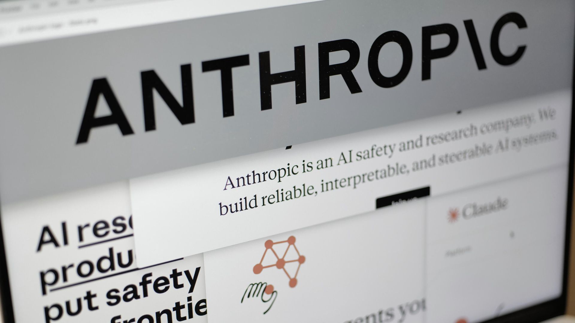 Страница сайта компании Anthropic и ее логотип на экране компьютера Страница сайта компании Anthropic и ее логотип на экране компьютера - РИА Новости, 1920, 05.06.2026