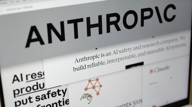 Страница сайта компании Anthropic и ее логотип на экране компьютера