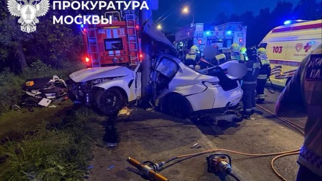 Последствия столкновения автомобиля со столбом в Москве
