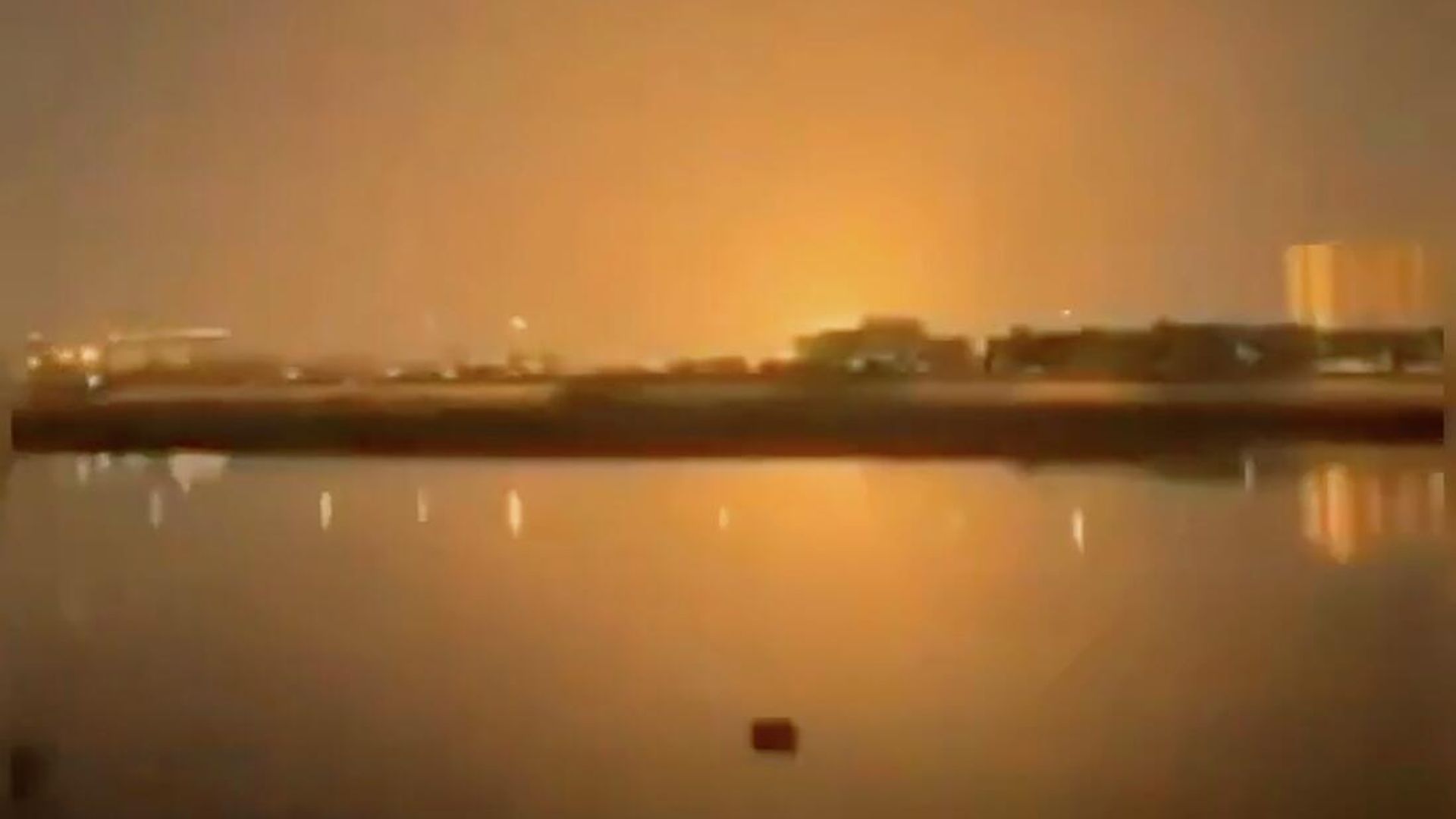Кадр видео со вспышкой в районе терминала Мина-эль-Фахаль, опубликованного RT. 5 июня 2026 Кадр видео со вспышкой в районе терминала Мина-эль-Фахаль, опубликованного RT. 5 июня 2026 - РИА Новости, 1920, 05.06.2026