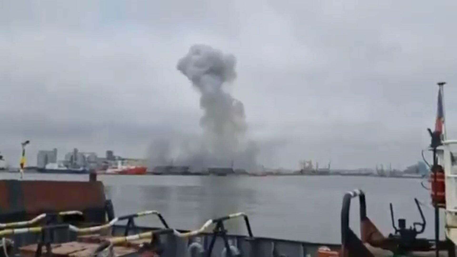 Морской дрон, схожий с теми, что использует Украина, взорвался в порту Констанцы Морской дрон, схожий с теми, что использует Украина, взорвался в порту Констанцы - РИА Новости, 1920, 05.06.2026