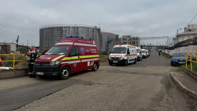 Автомобили пожарной службы и скорой помощи в районе обнаружения морских беспилотников в Констанце