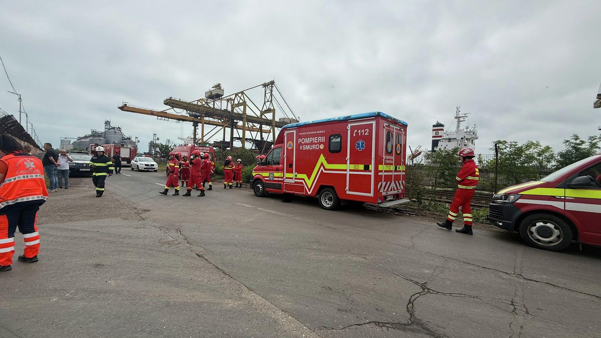Автомобили пожарной службы и скорой помощи в районе обнаружения морских беспилотников в Констанце Автомобили пожарной службы и скорой помощи в районе обнаружения морских беспилотников в Констанце - РИА Новости, 1920, 05.06.2026