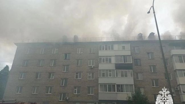 Дым от пожара на крыше пятиэтажного дома в Нефтекамске