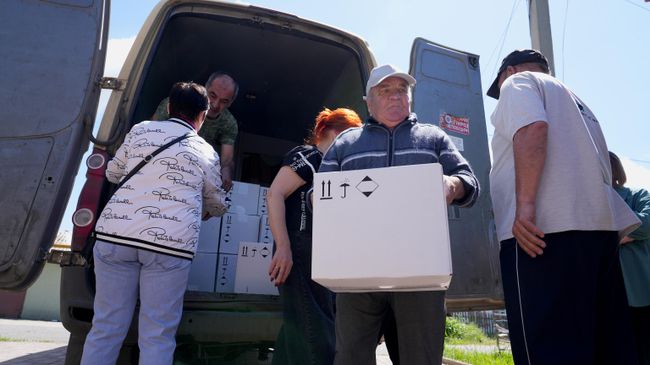 Жители разбирают продуктовые наборы