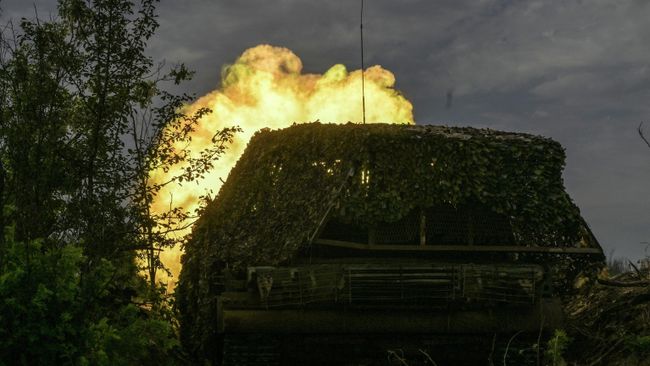 Танк Т-80БВМ ведет огонь в зоне проведения СВО