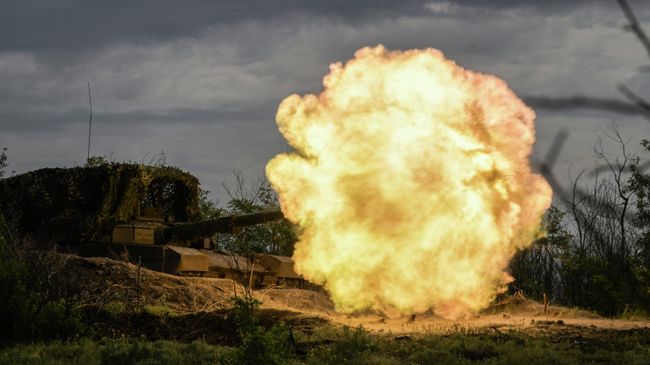 Танк Т-80БВМ ведет огонь в зоне проведения СВО