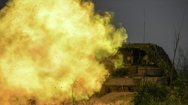 Танк Т-80БВМ ведет огонь в зоне проведения СВО