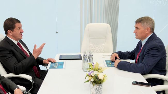 Президент ПАО Ростелеком Михаил Осеевский и глава Чувашской Республики Олег Николаев