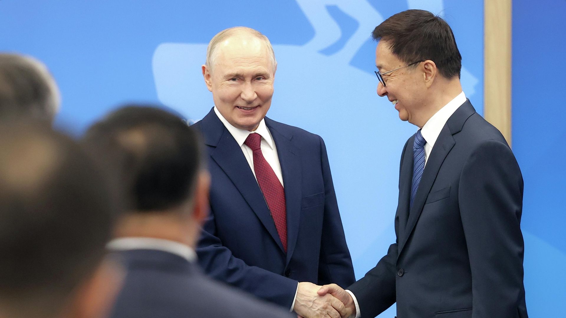 Президент России Владимир Путин и заместитель председателя КНР Хань Чжэн во время встречи на полях ПМЭФ-2026 Президент России Владимир Путин и заместитель председателя КНР Хань Чжэн во время встречи на полях ПМЭФ-2026 - РИА Новости, 1920, 05.06.2026