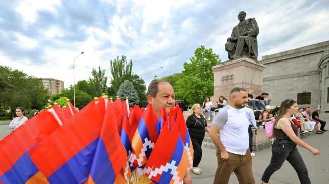 Продажа армянских флагов в Ереване в преддверии Парламентских выборов
