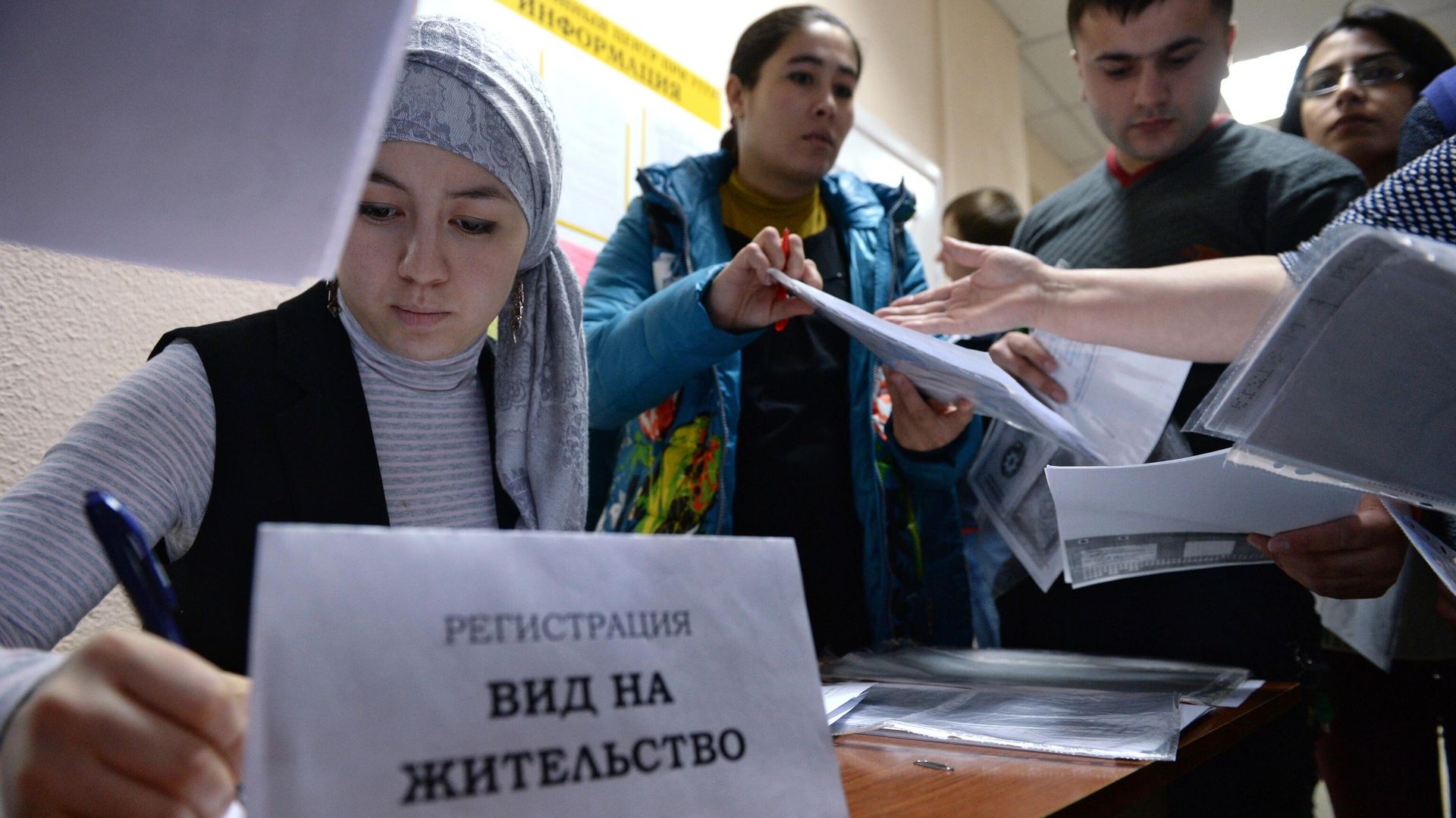 Иностранные граждане подают заявку на сдачу тестирования для получения вида на жительство Иностранные граждане подают заявку на сдачу тестирования для получения вида на жительство - РИА Новости, 1920, 15.07.2026