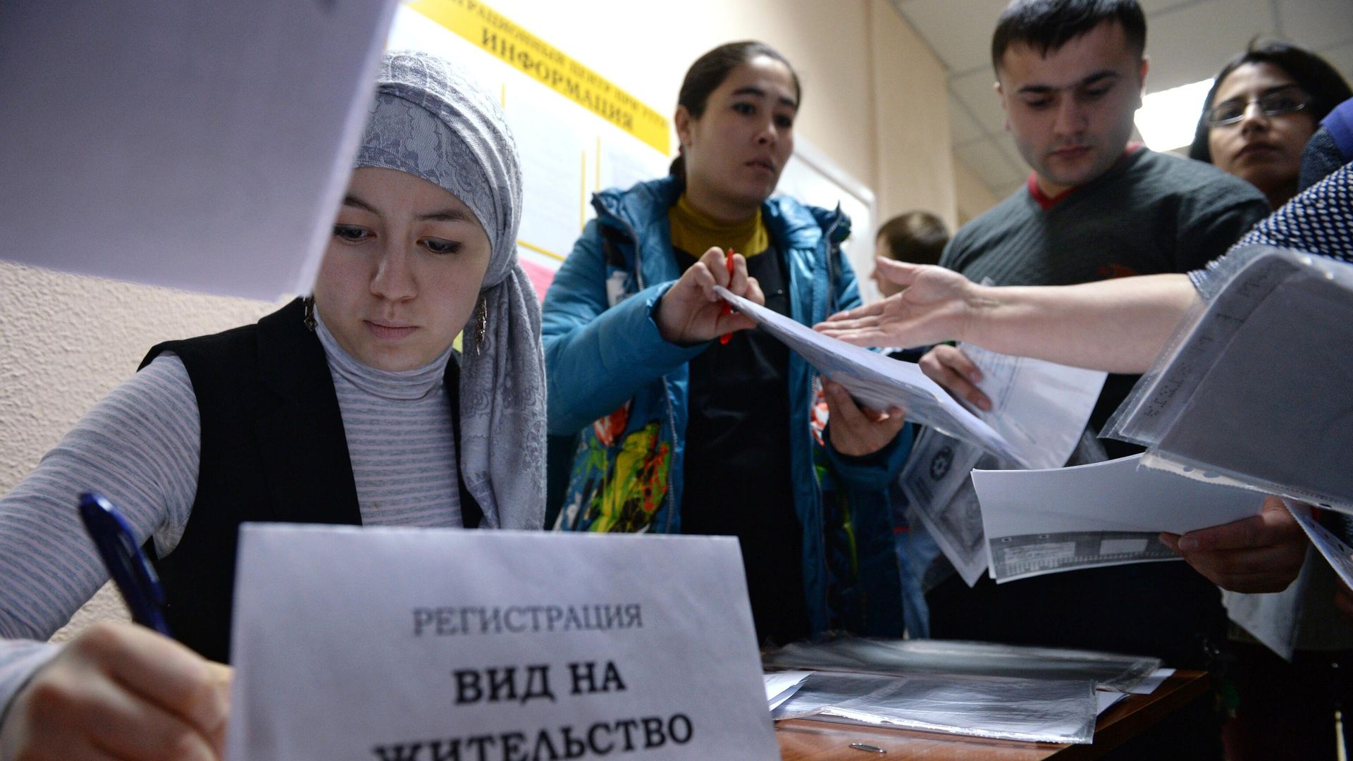 Иностранные граждане подают заявку на сдачу тестирования для получения вида на жительство Иностранные граждане подают заявку на сдачу тестирования для получения вида на жительство - РИА Новости, 1920, 15.07.2026