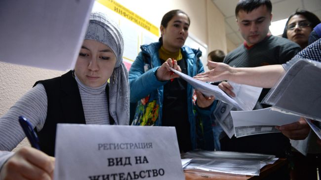 Иностранные граждане подают заявку на сдачу тестирования для получения вида на жительство