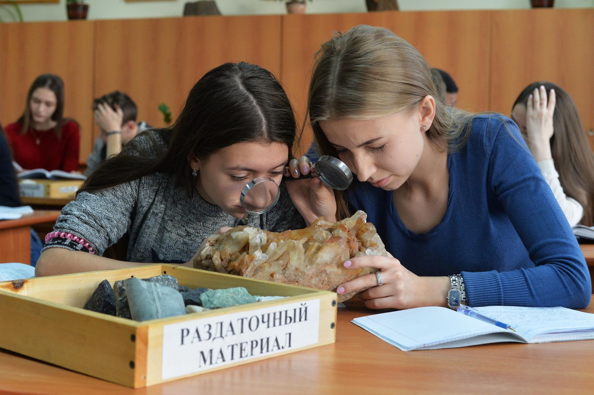 Студенты естественно-технологического факультета Южно-Уральского государственного гуманитарно-педагогического университета во время занятий - РИА Новости, 1920, 06.06.2026