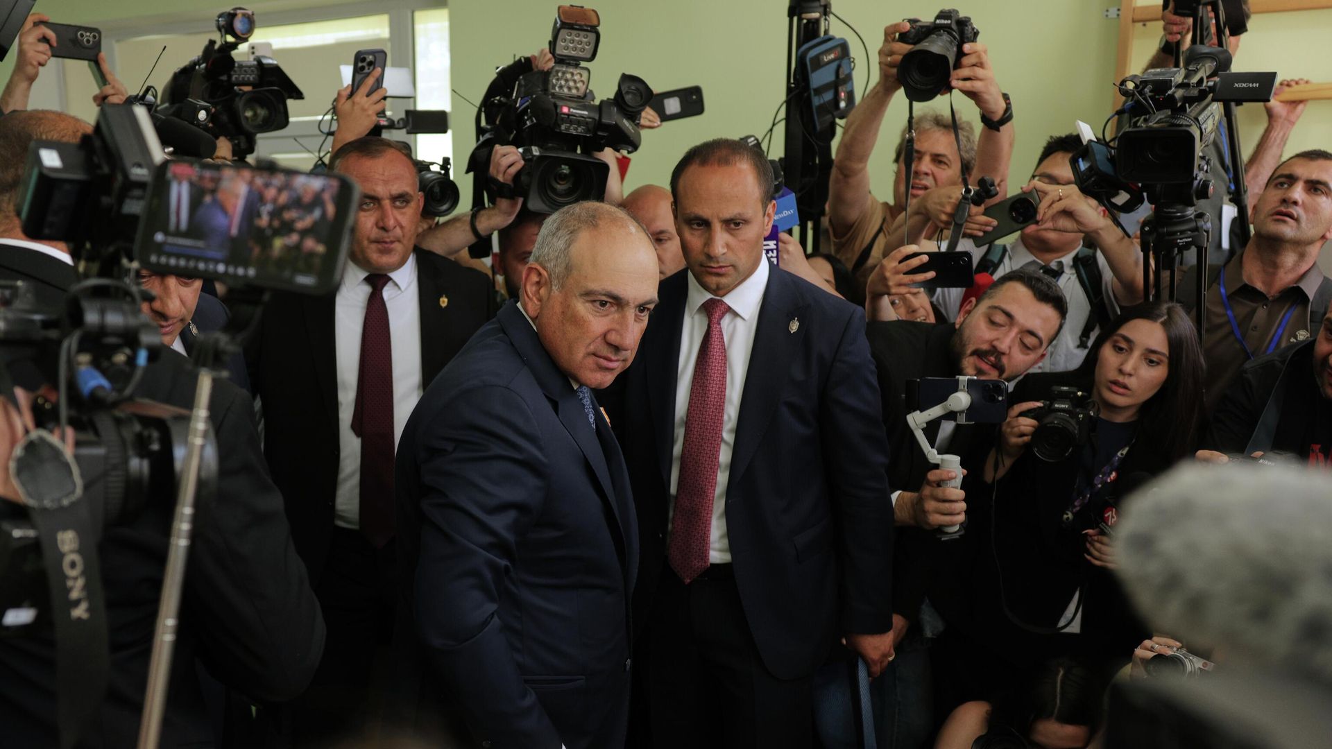 Премьер-министр Армении Никол Пашинян во время голосования на избирательном участке во время парламентских выборов в Ереване, Армения. 7 июня 2026 Премьер-министр Армении Никол Пашинян во время голосования на избирательном участке во время парламентских выборов в Ереване, Армения. 7 июня 2026 - РИА Новости, 1920, 07.06.2026