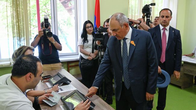 Премьер-министр Армении, лидер партии Гражданский договор Никол Пашинян голосует на избирательном участке в Ереване