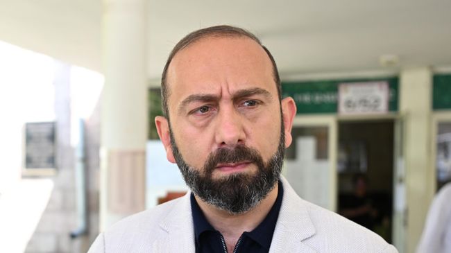 Министр иностранных дел Армении, член партии Гражданский договор Арарат Мирзоян после голосования на избирательном участке в Ереване на парламентских выборах. 7 июня 2026